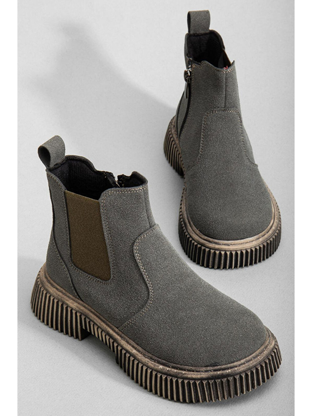 Gri Çocuk Unisex Füme Süet Kalın Tırtıklı Termo Taban Fermuarlı Lastikli Chelsea Bot-1