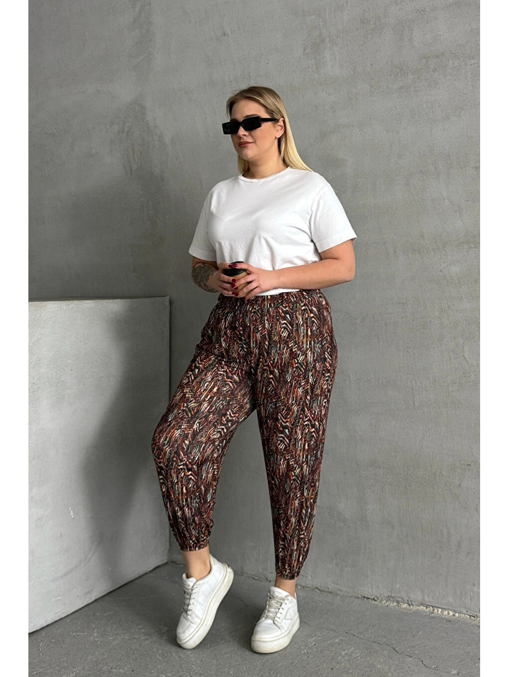 Kahverengi Büyük Beden Beli ve Paçası Lastikli Desenli Cepli Pantolon 74-77-1