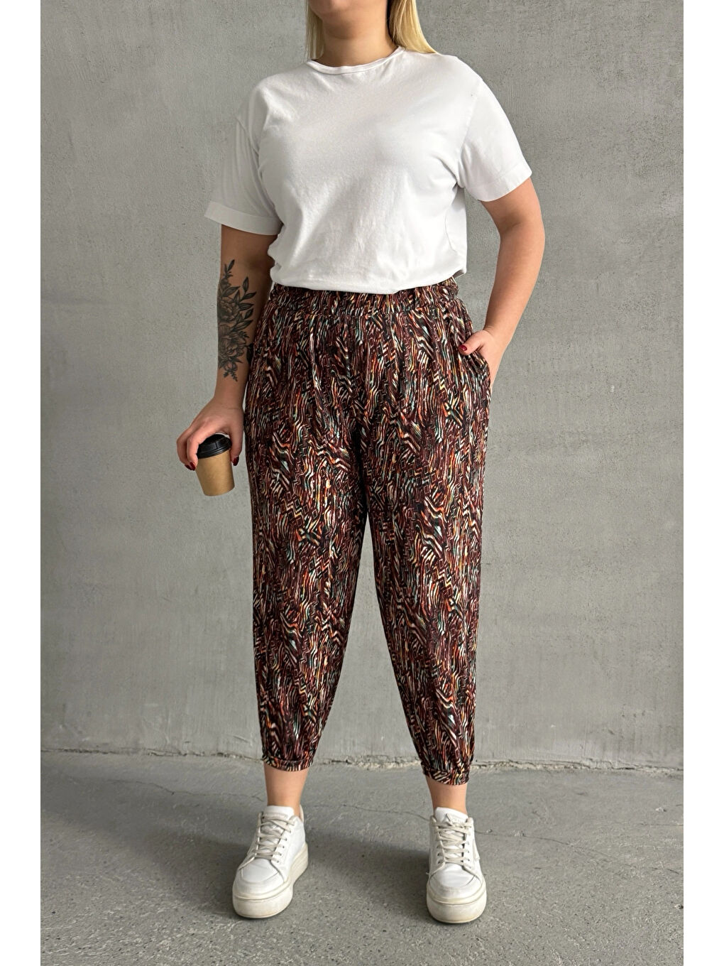 Kahverengi Büyük Beden Beli ve Paçası Lastikli Desenli Cepli Pantolon 74-77-3