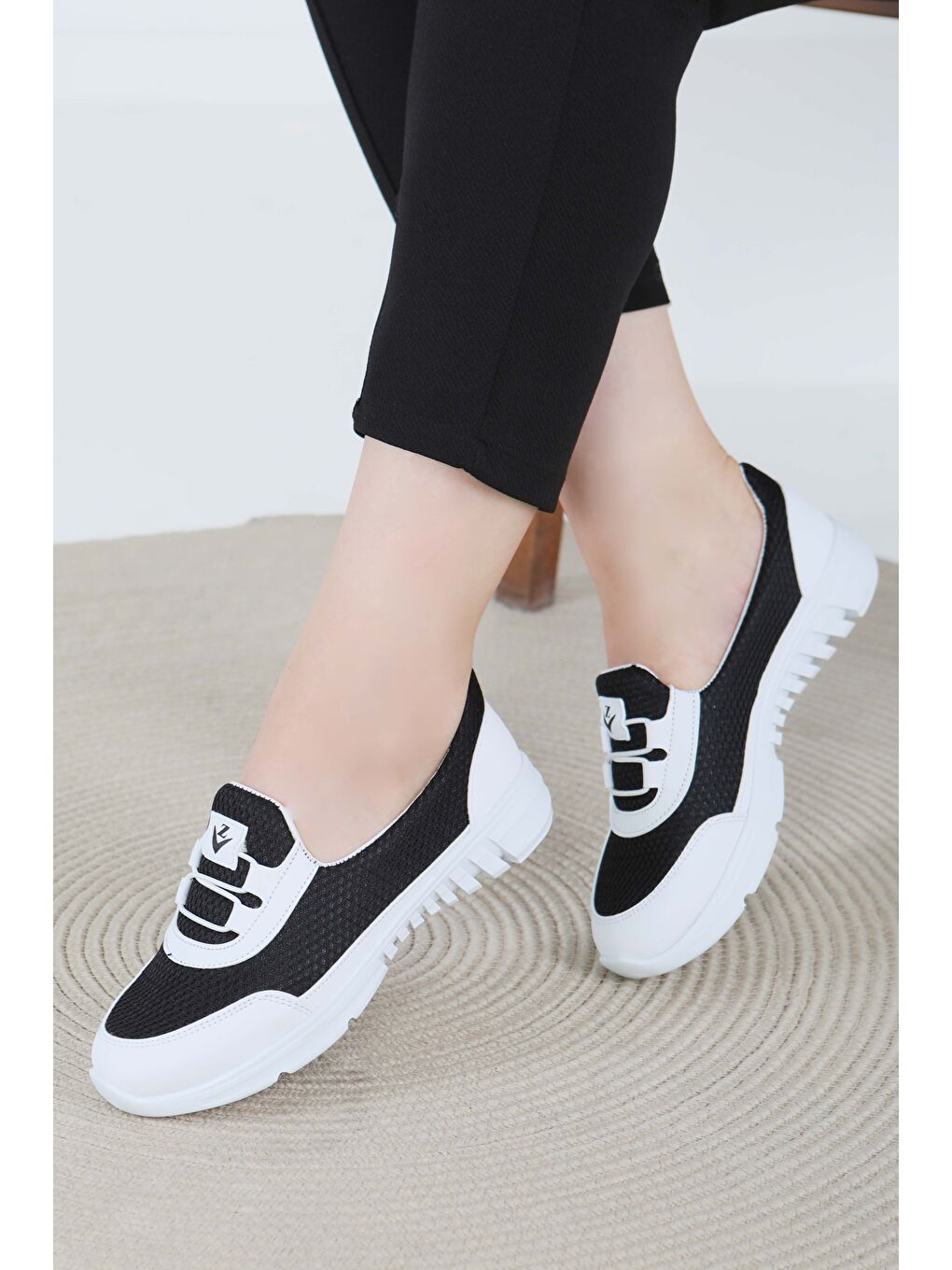 Kadın Siyah Beyaz Lastikli File Babet - 27475-3