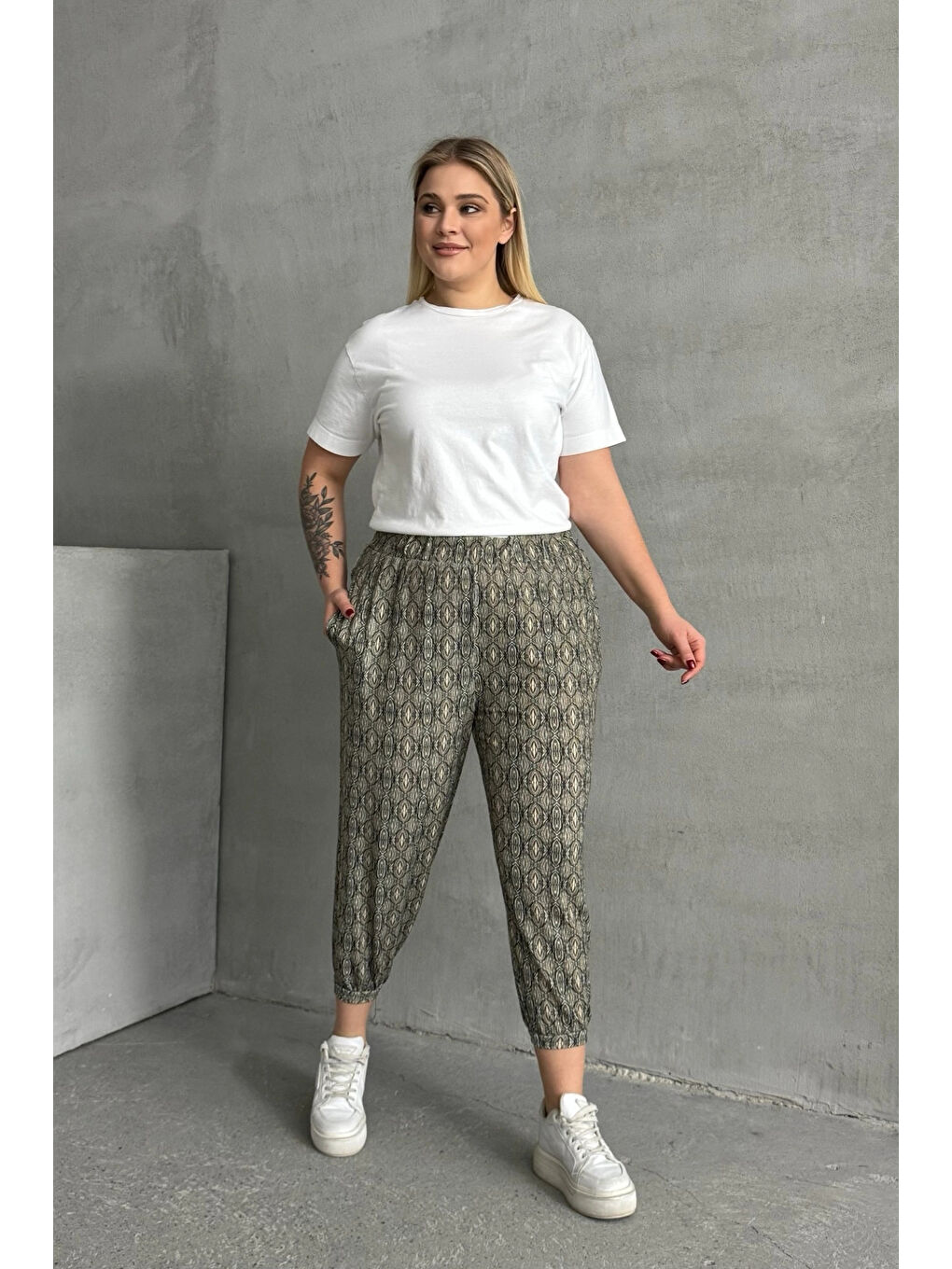 Stil Diva Siyah Büyük Beden Beli ve Paçası Lastikli Desenli Cepli Pantolon 303301
