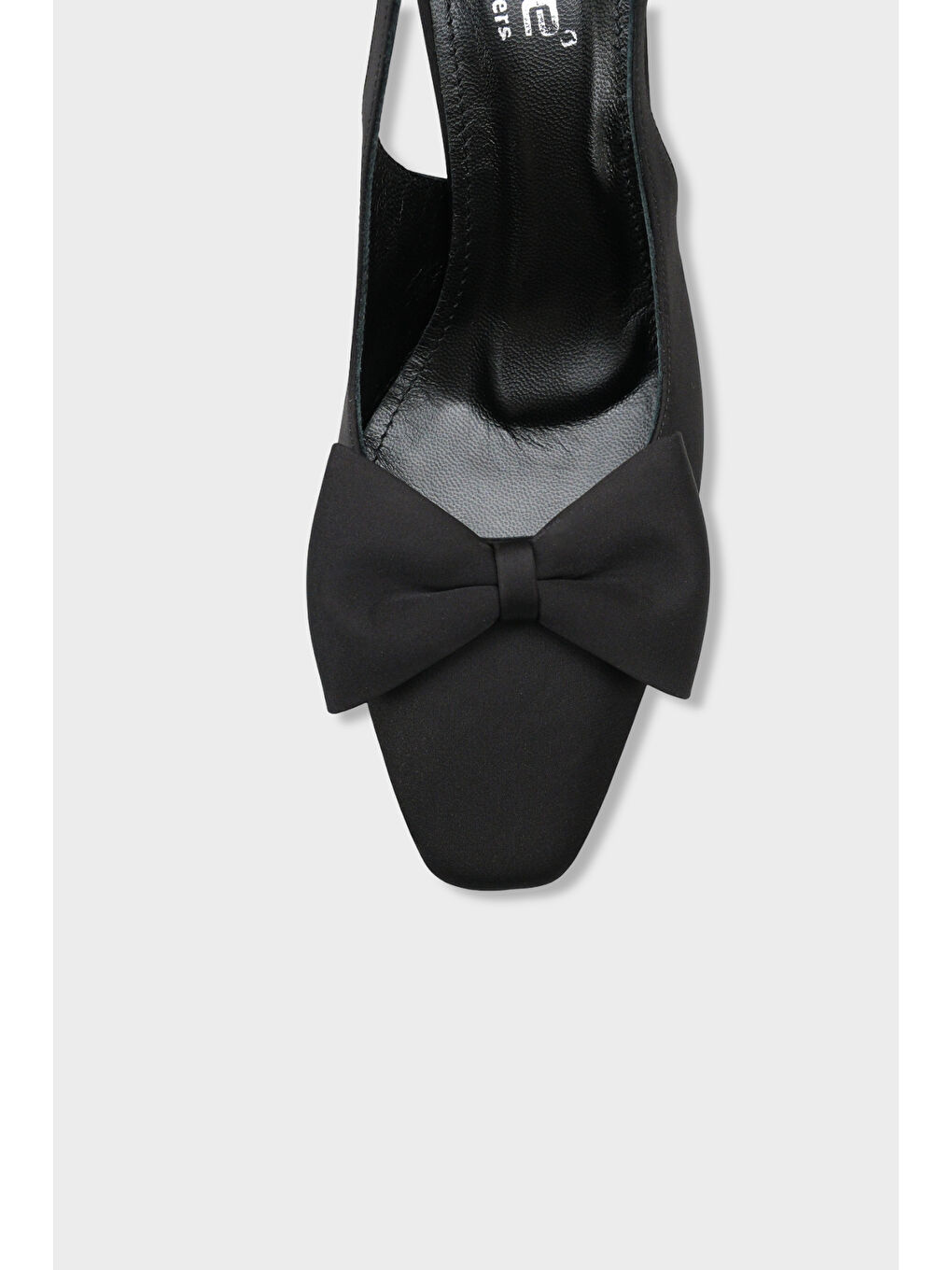 Siyah Pam Küt Sivri Burunlu Fiyonklu Arkası Açık Saten Kadın Ayakkabı-2