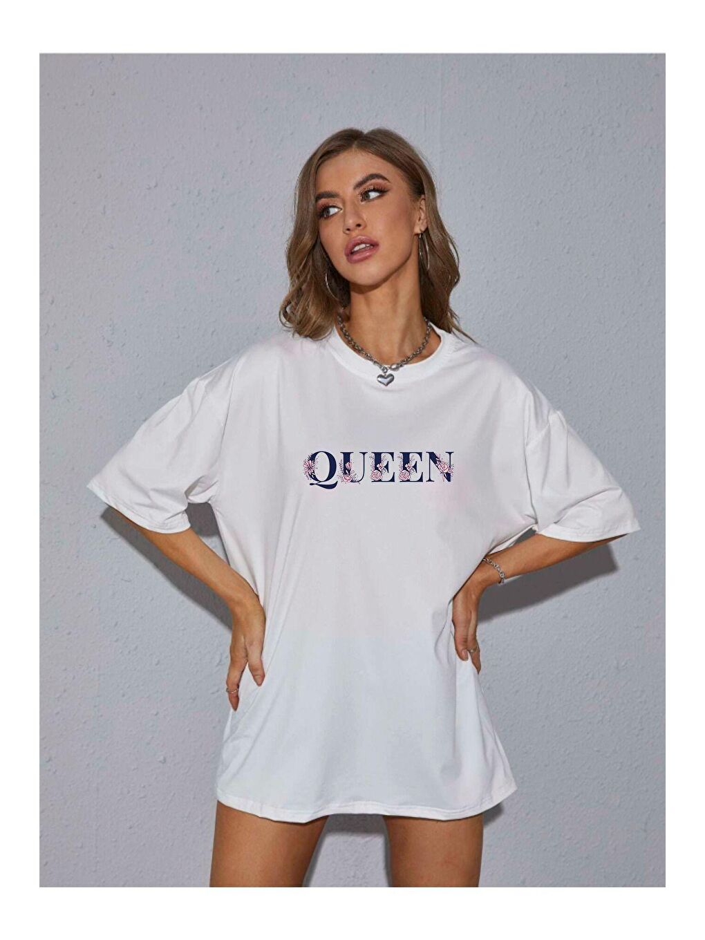 Trendseninle Beyaz Kadın Beyaz Oversize Çiçekli Queen Baskılı Tişört