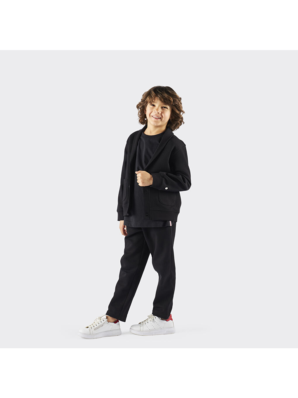 Siyah Erkek Çocuk Arma Detaylı Örme Ceket