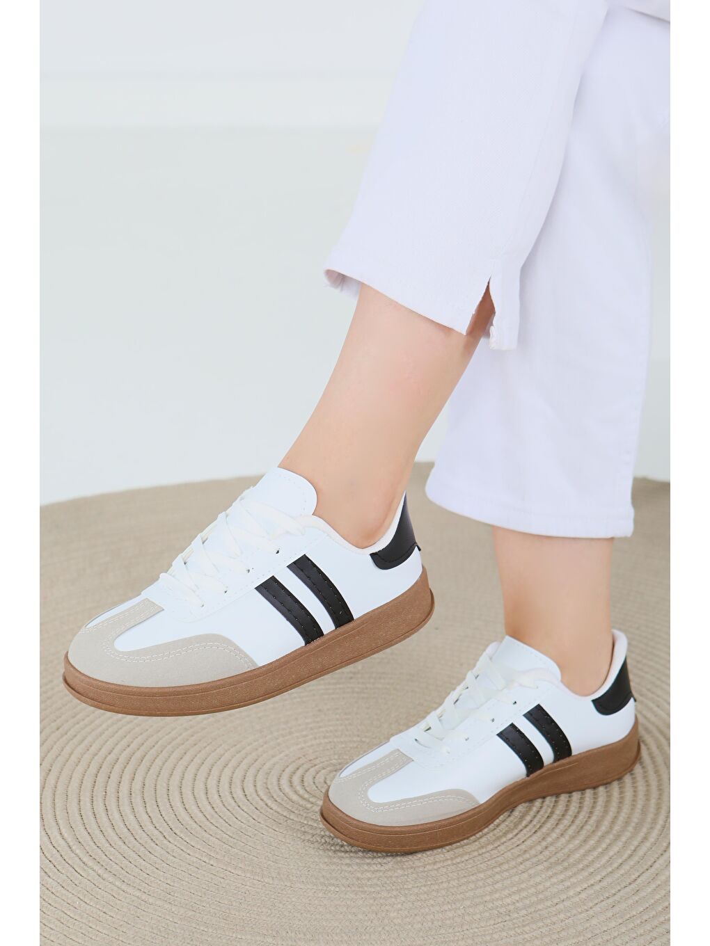 Kadın Beyaz Siyah Süet Detaylı Ayakkabı - 27480-3