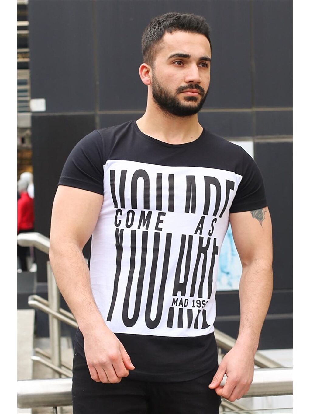 Bisiklet Yaka Baskılı Siyah Tişört 3001