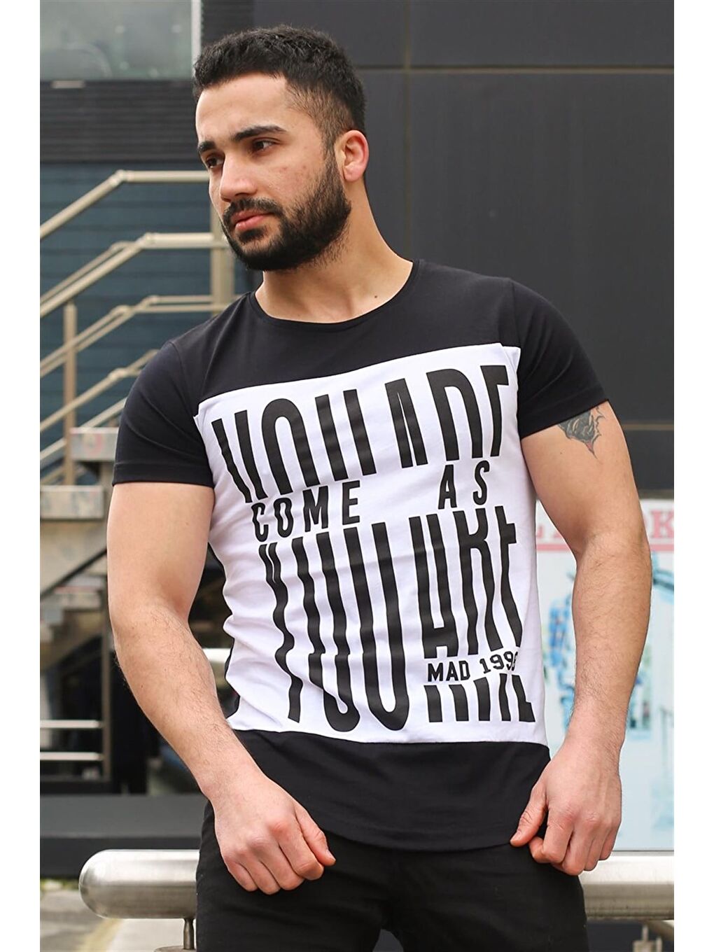 Bisiklet Yaka Baskılı Siyah Tişört 3001-2