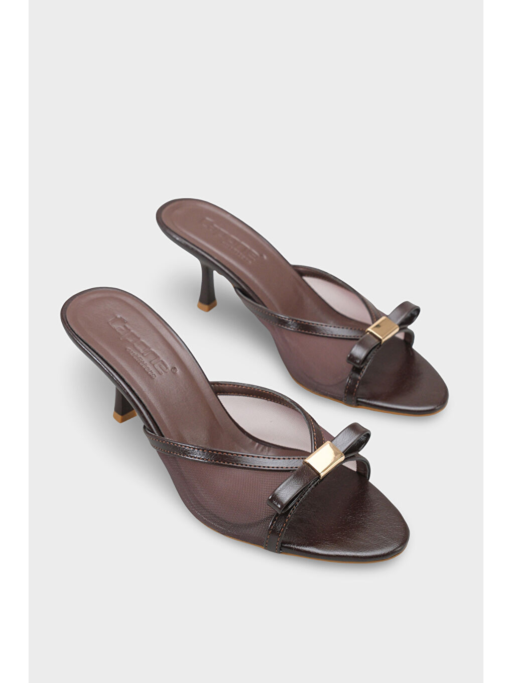 Kahverengi Robbi Sivri Burunlu Fileli Fiyonklu Orta Topuklu Kadın Terlik-1