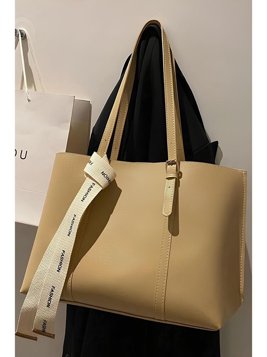 Bej Zariah Fularlı Büyük Boy Kadın Omuz Çantası BP-4833O-3