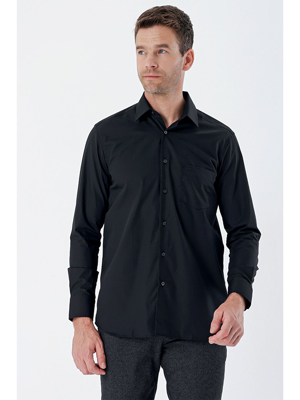 Siyah Uzun Kollu Bez Ayağı Sert Yaka Cepli Pamuklu Comfort Fit Rahat Kesim Gömlek 1004235351