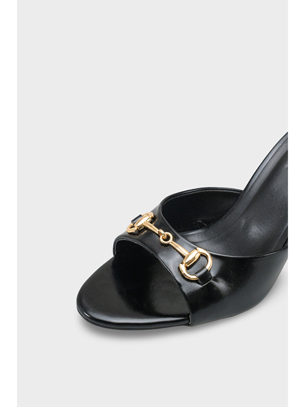 Siyah Irena Sivri Burunlu Metal Tokalı Orta Topuklu Kadın Terlik-3