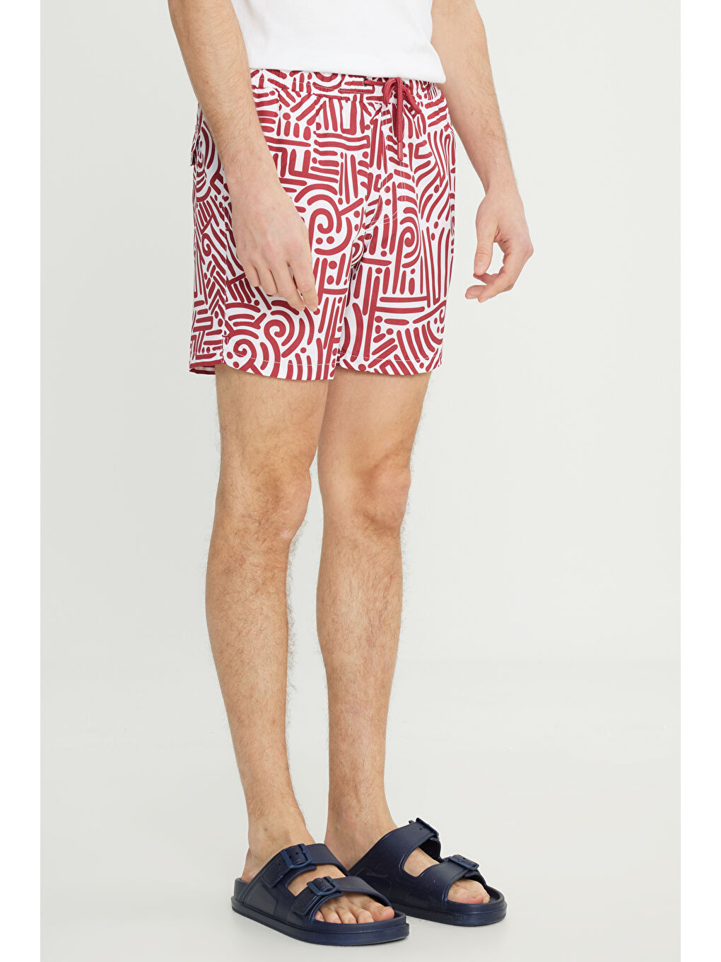 Erkek Beyaz Kırmızı Standart Fit Normal Kesim Cepli Hızlı Kuruyan Desenli Mayo Deniz Şortu-1