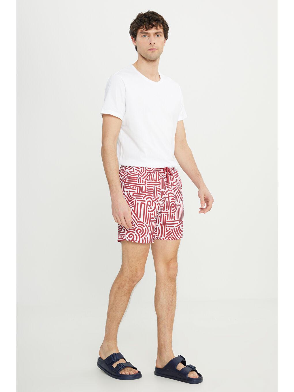 Erkek Beyaz Kırmızı Standart Fit Normal Kesim Cepli Hızlı Kuruyan Desenli Mayo Deniz Şortu-4