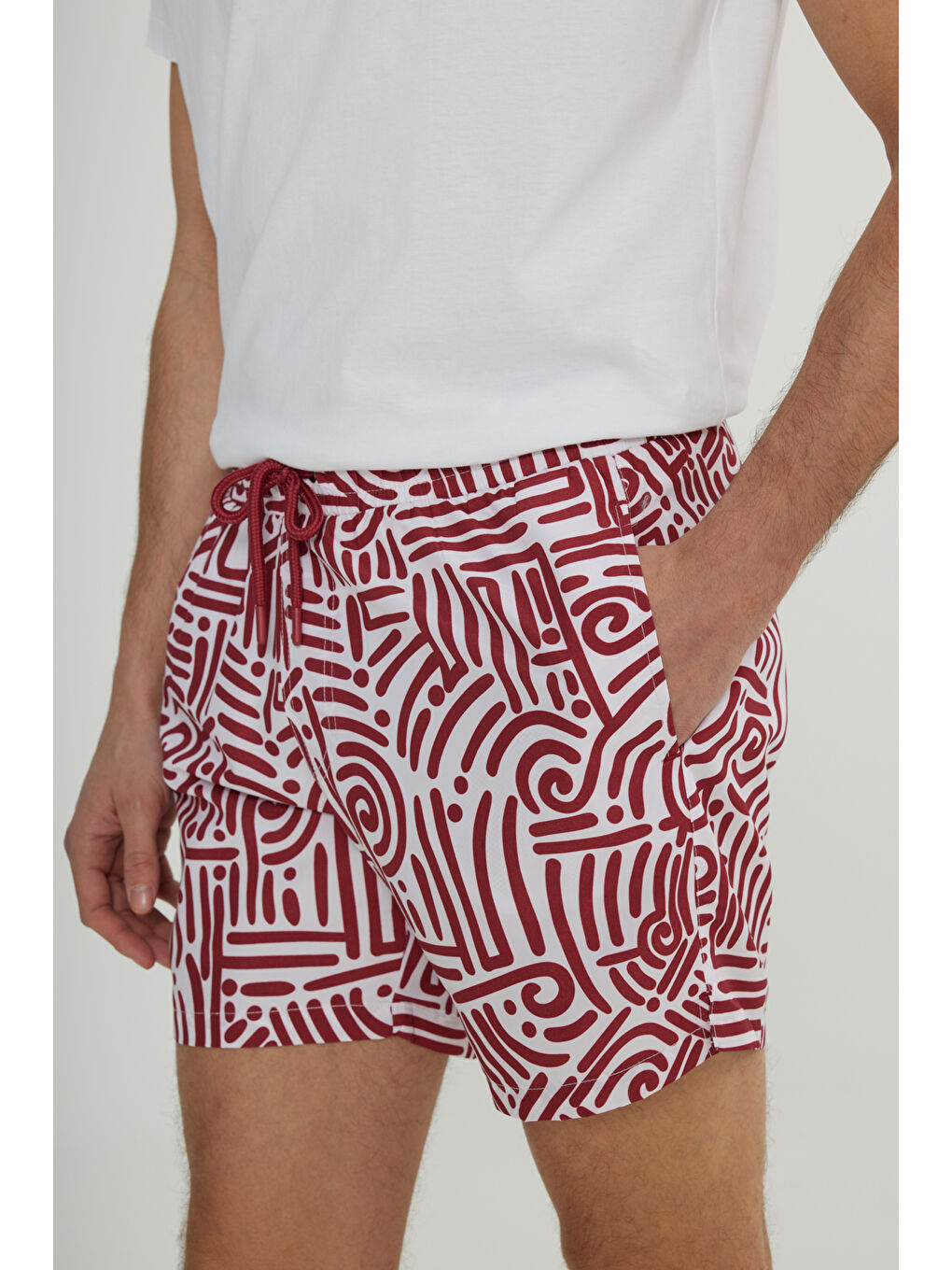 Erkek Beyaz Kırmızı Standart Fit Normal Kesim Cepli Hızlı Kuruyan Desenli Mayo Deniz Şortu-6