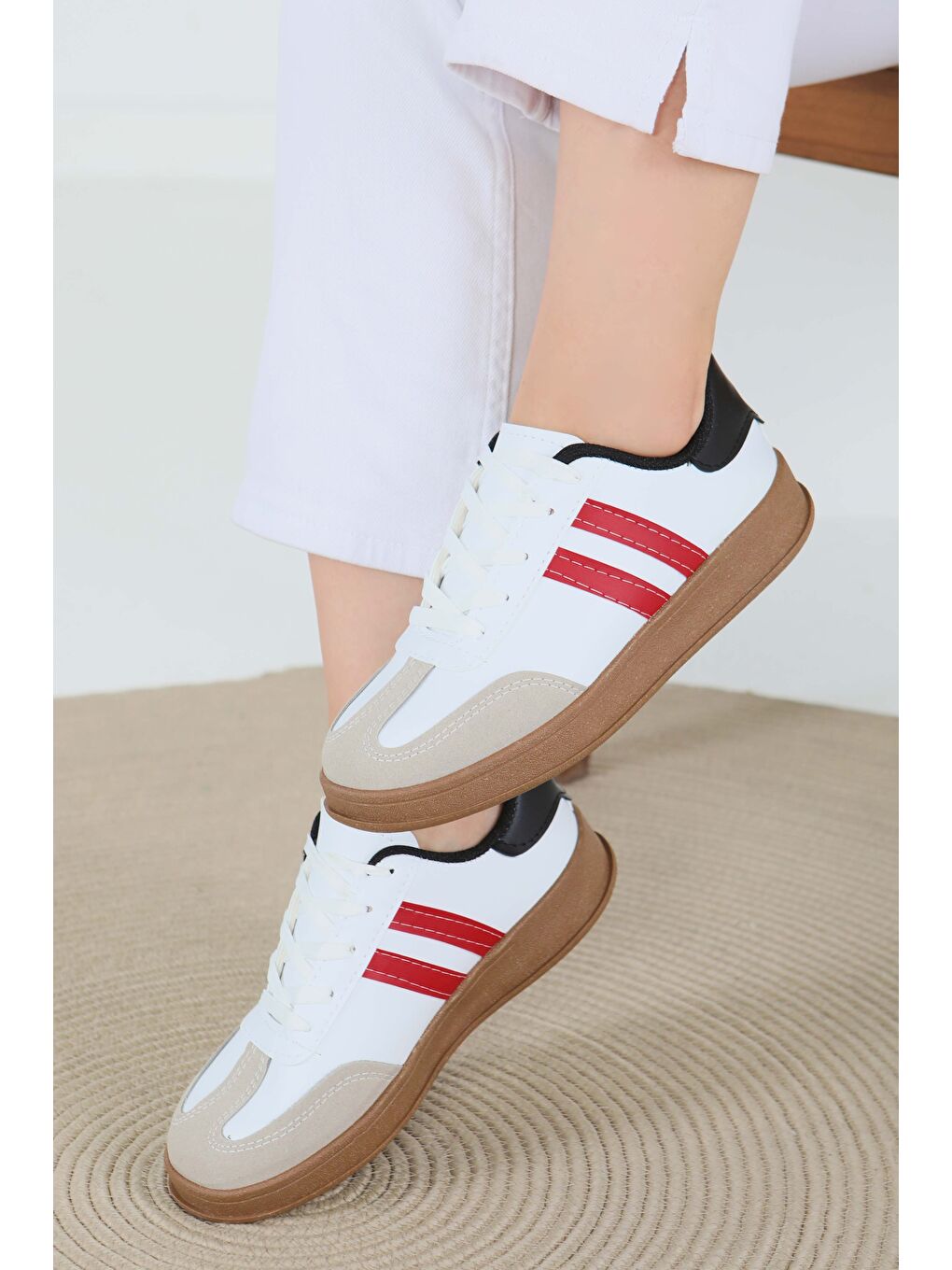 Kadın Beyaz Kirmizi Süet Detaylı Ayakkabı - 27480-3