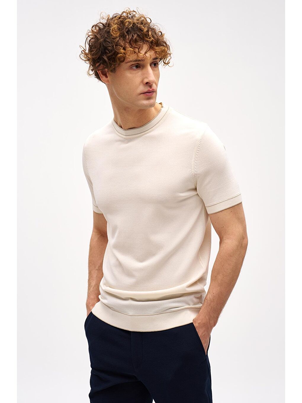 Ekru Krem Dar Kalıp Bisiklet Yaka Düz Kısa Kollu Triko Tişört-1