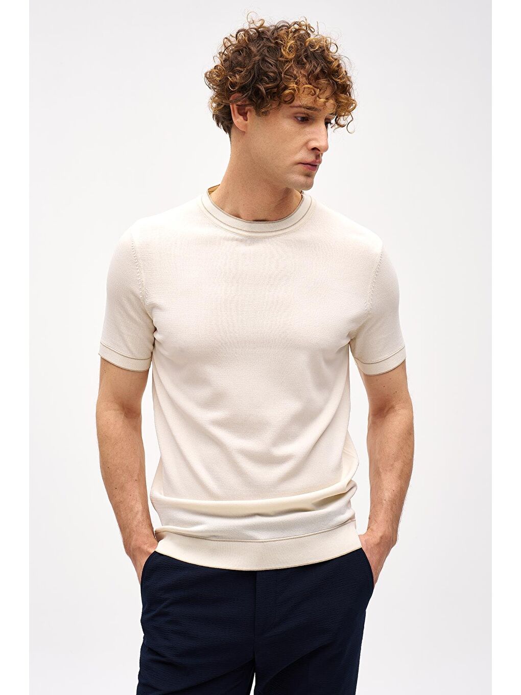 Ekru Krem Dar Kalıp Bisiklet Yaka Düz Kısa Kollu Triko Tişört-2