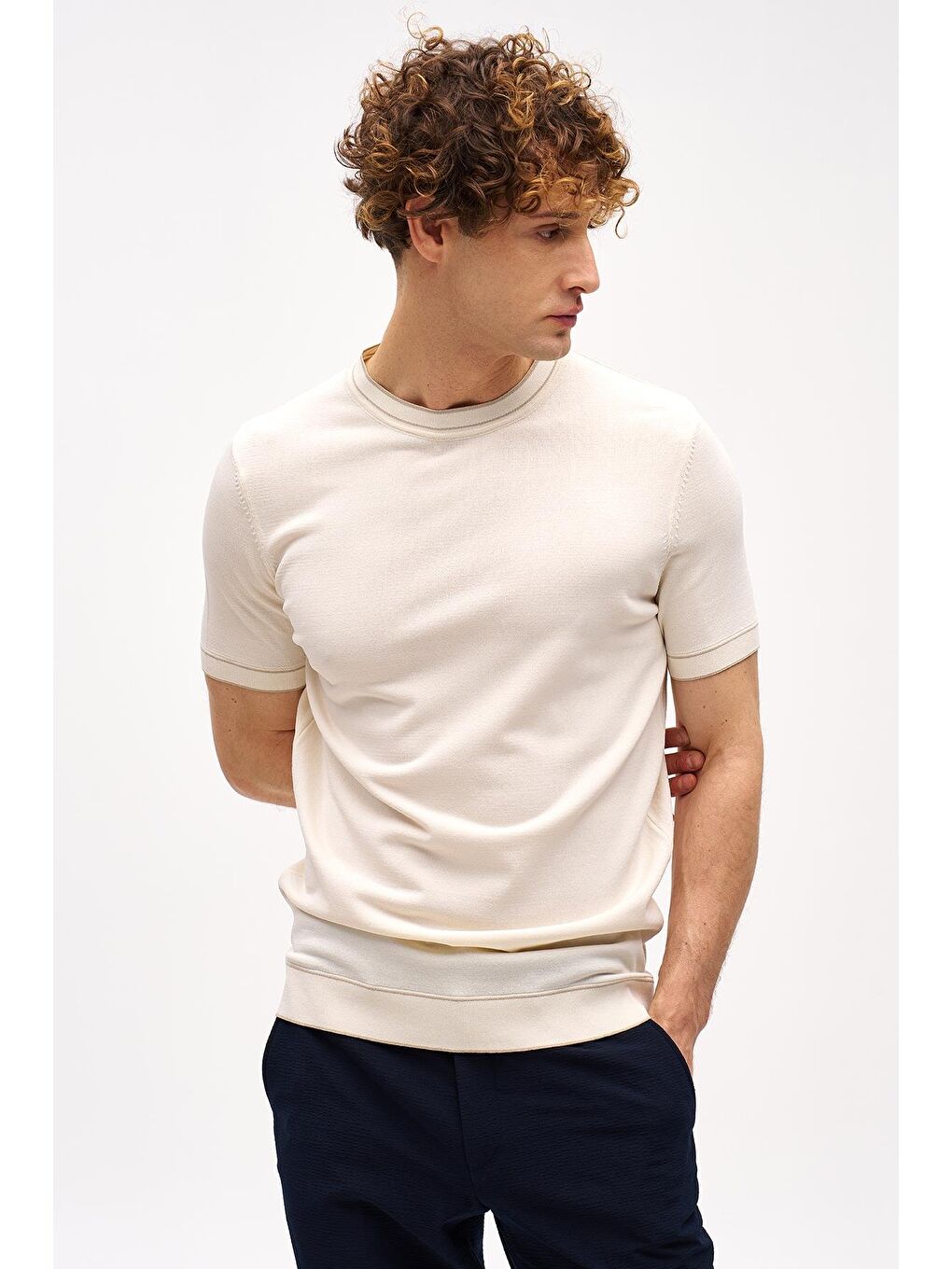 Ekru Krem Dar Kalıp Bisiklet Yaka Düz Kısa Kollu Triko Tişört-3