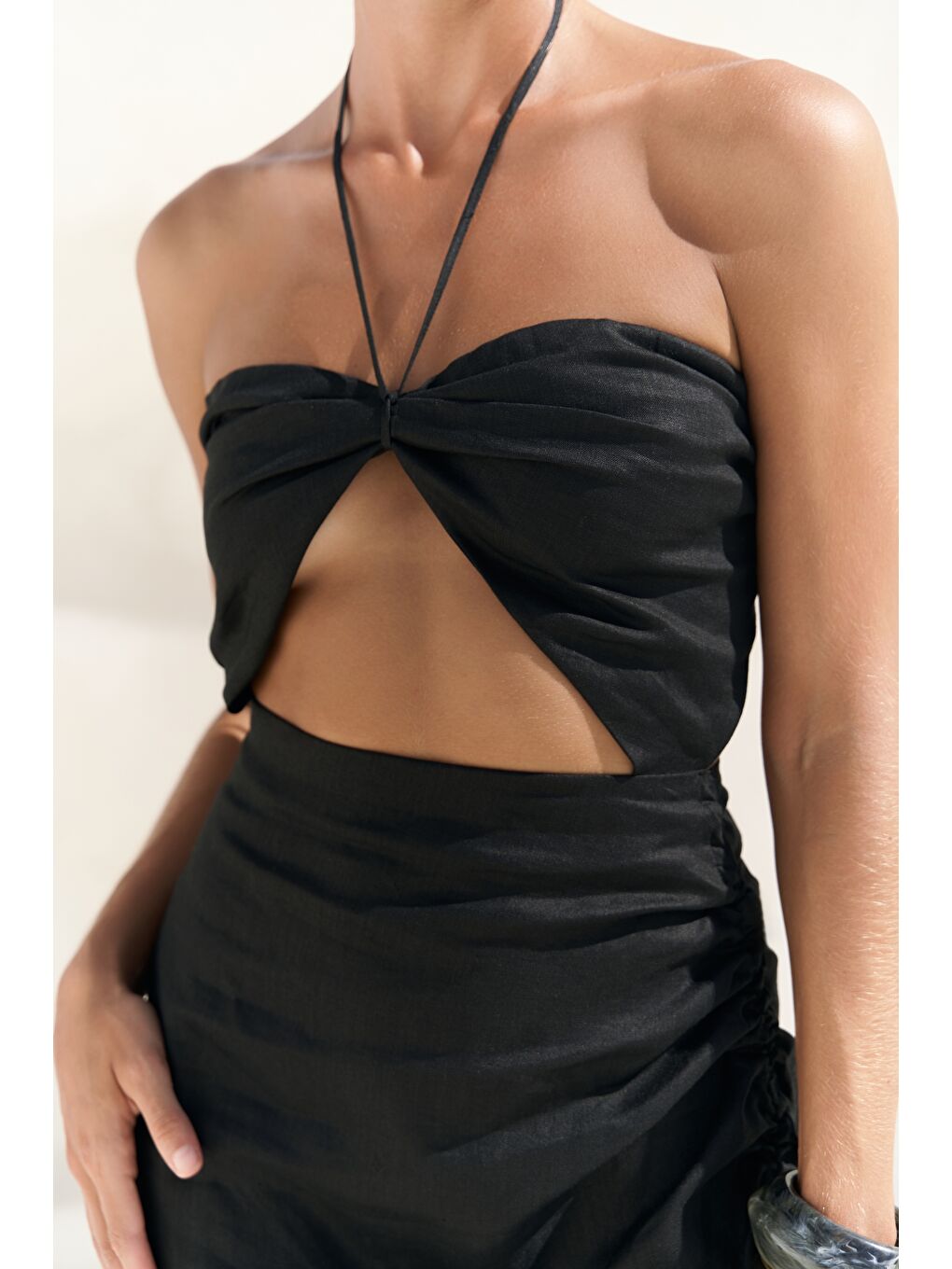 Abrossa Boyundan Bağcıklı Asimetrik Siyah Keten Elbise-7