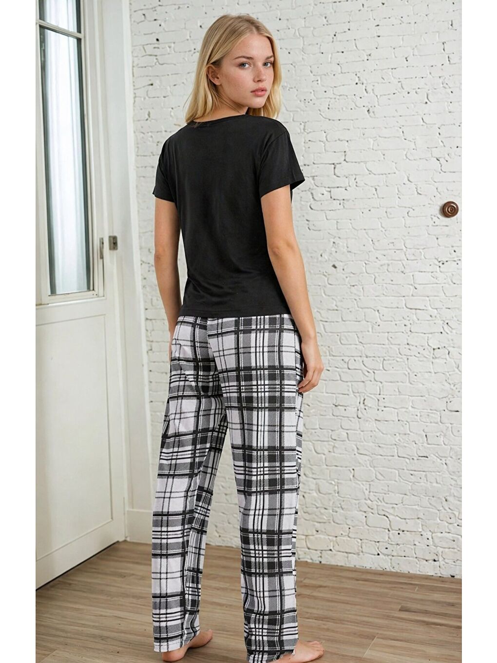 Kalp Detaylı Siyah T-Shirt & Ekose Desenli Kadın Uzun Pijama Takımı – Rahat Ev Giyimi-1