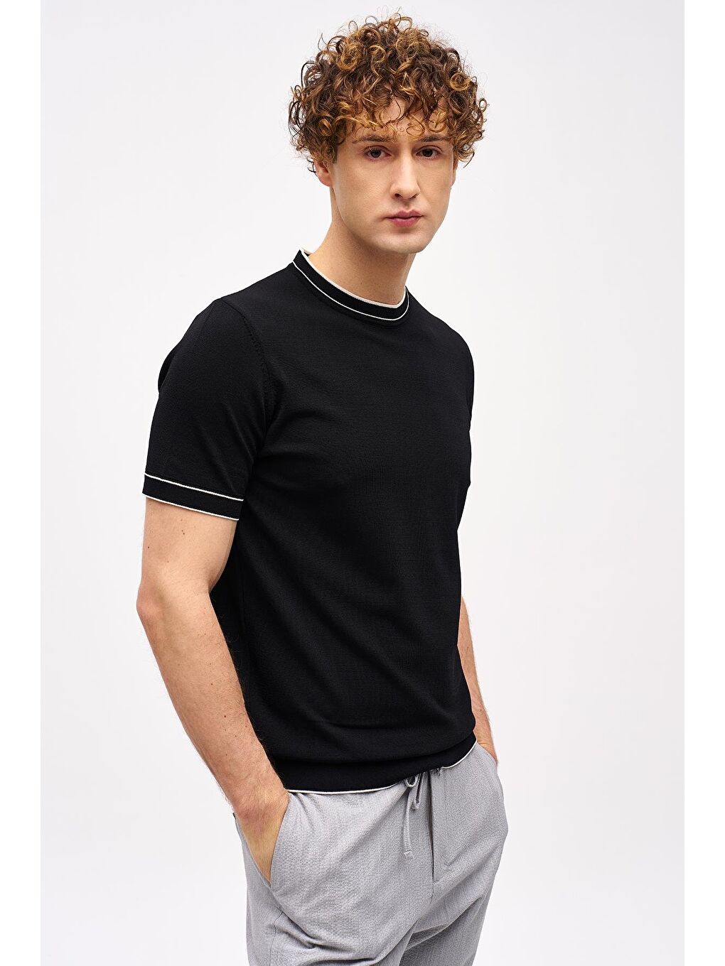 Siyah Dar Kalıp Bisiklet Yaka Düz Kısa Kollu Triko Tişört-1