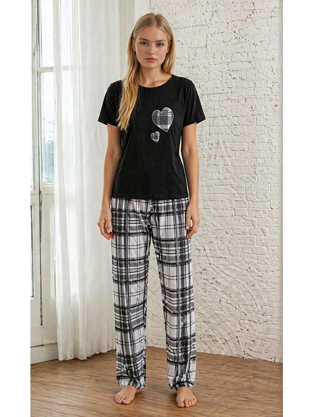 Kalp Detaylı Siyah T-Shirt & Ekose Desenli Kadın Uzun Pijama Takımı – Rahat Ev Giyimi-2