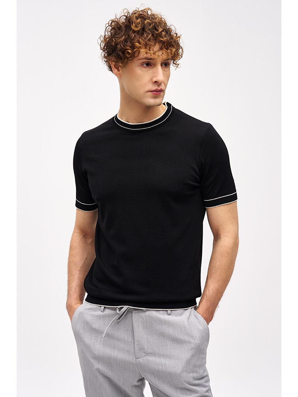 Siyah Dar Kalıp Bisiklet Yaka Düz Kısa Kollu Triko Tişört-4