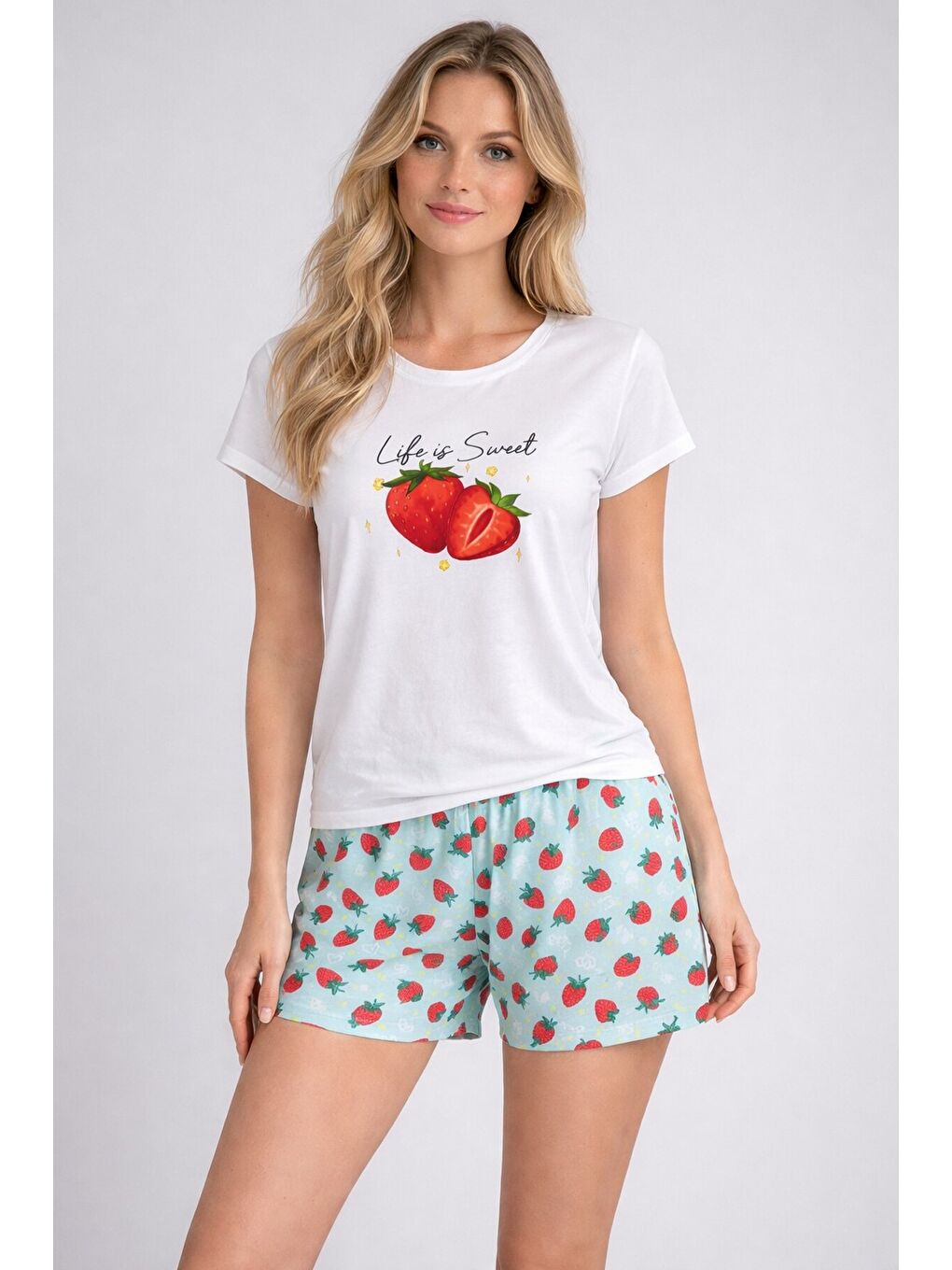 Beyaz Çilek Baskılı Kadın Şortlu Pijama Takımı – “Life is Sweet” Baskılı Yazlık Rahat Ev Giyimi