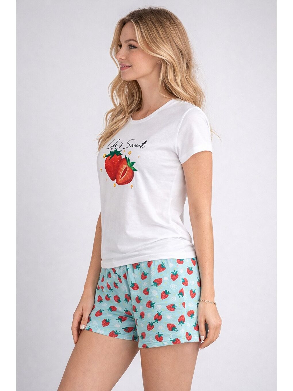 Beyaz Çilek Baskılı Kadın Şortlu Pijama Takımı – “Life is Sweet” Baskılı Yazlık Rahat Ev Giyimi-2