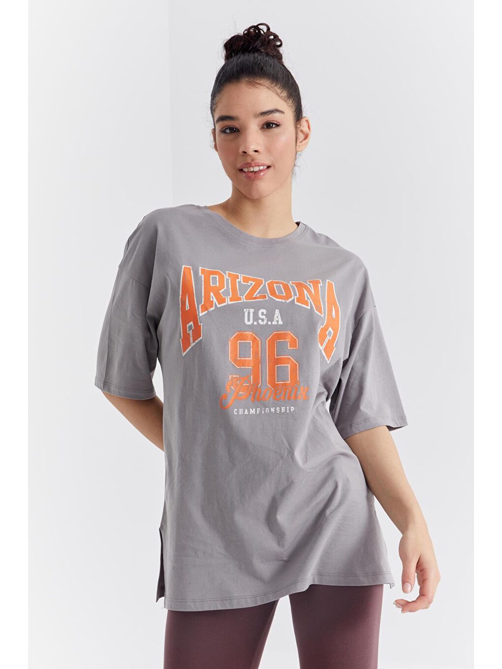 Gri Büyük Yazı Baskılı O Yaka Oversize Düşük Omuz Kadın Tişört - 97218