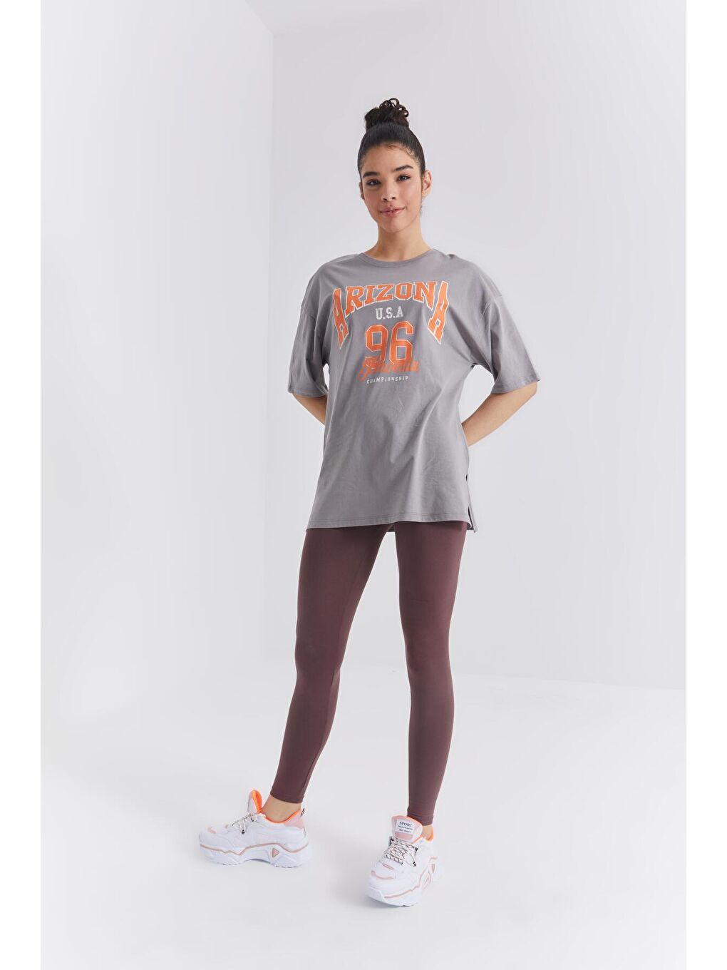 Gri Büyük Yazı Baskılı O Yaka Oversize Düşük Omuz Kadın Tişört - 97218-1