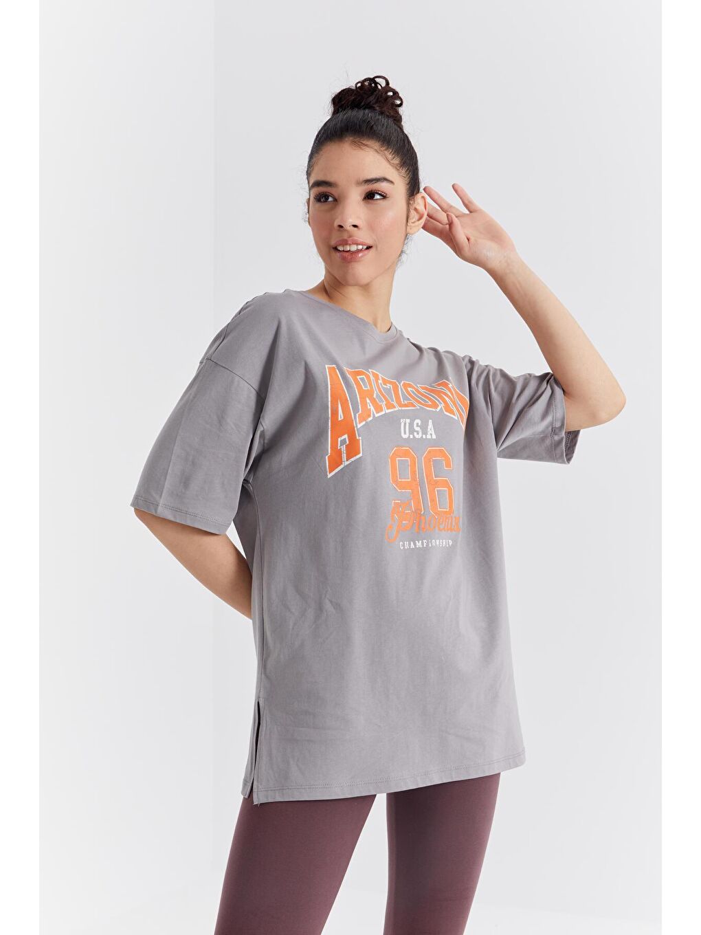 Gri Büyük Yazı Baskılı O Yaka Oversize Düşük Omuz Kadın Tişört - 97218-2