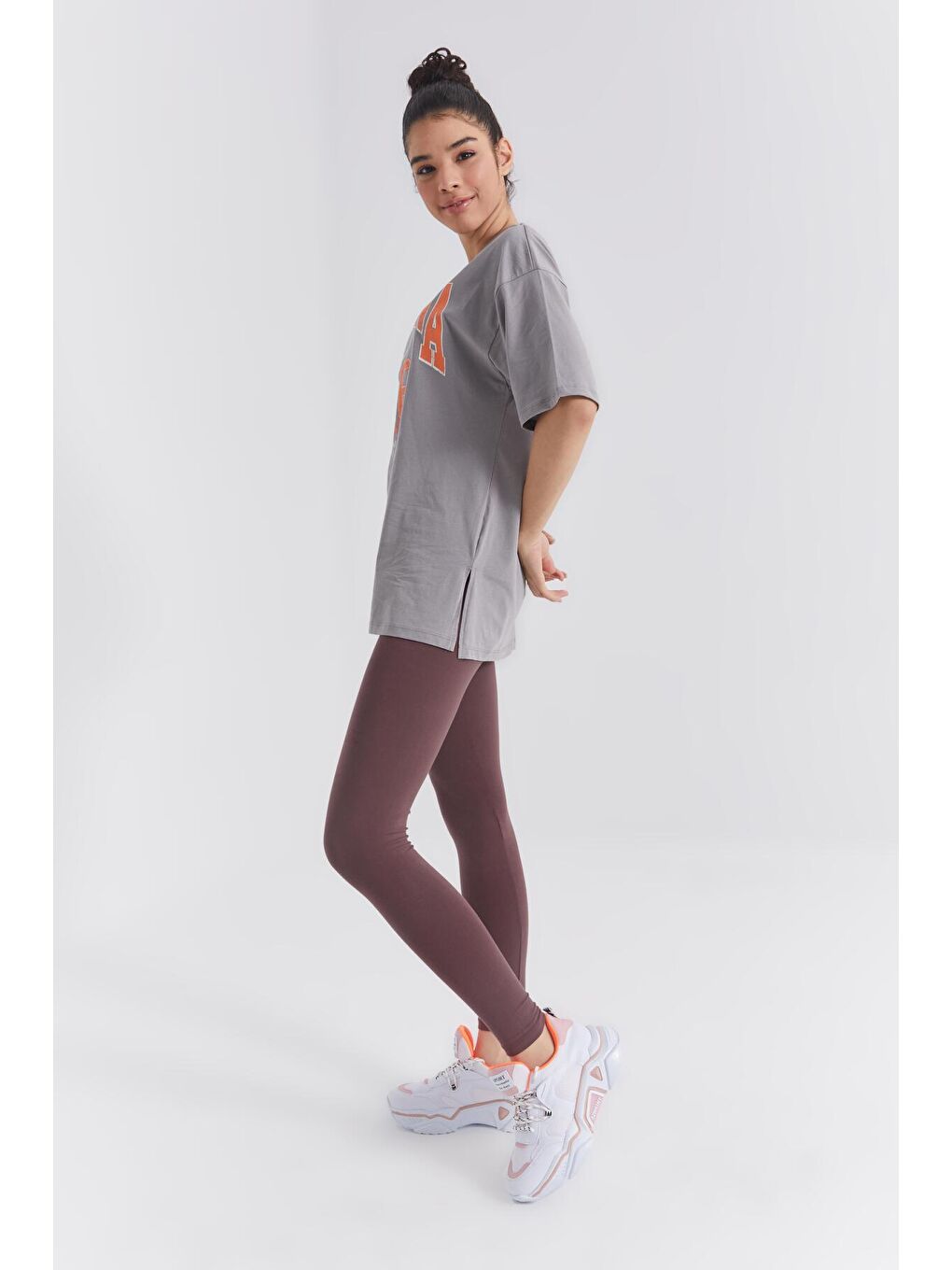 Gri Büyük Yazı Baskılı O Yaka Oversize Düşük Omuz Kadın Tişört - 97218-3