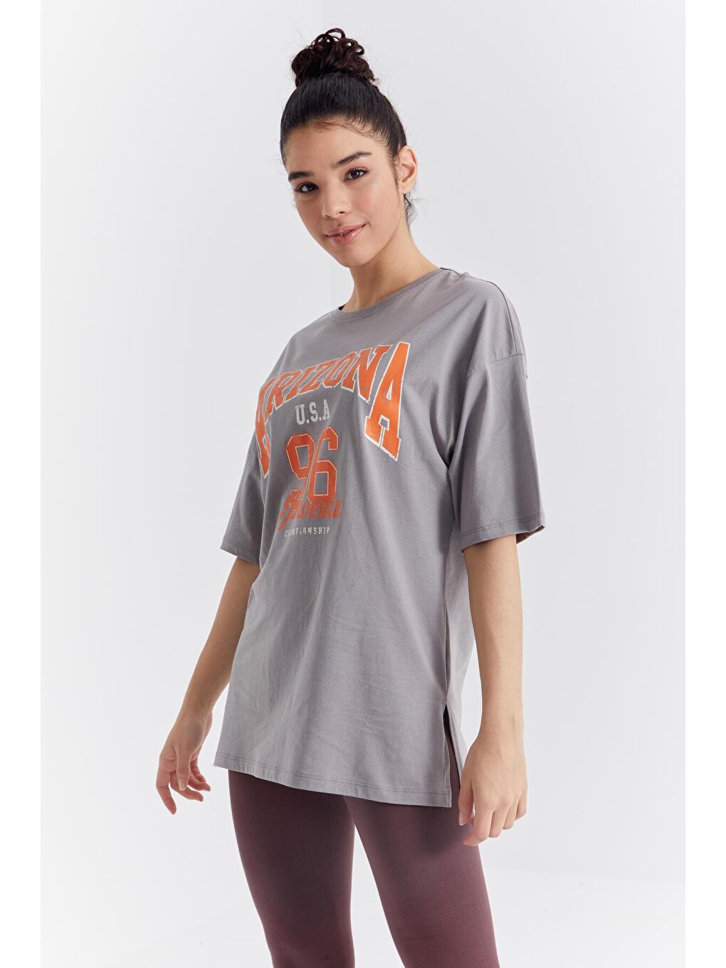 Gri Büyük Yazı Baskılı O Yaka Oversize Düşük Omuz Kadın Tişört - 97218-4