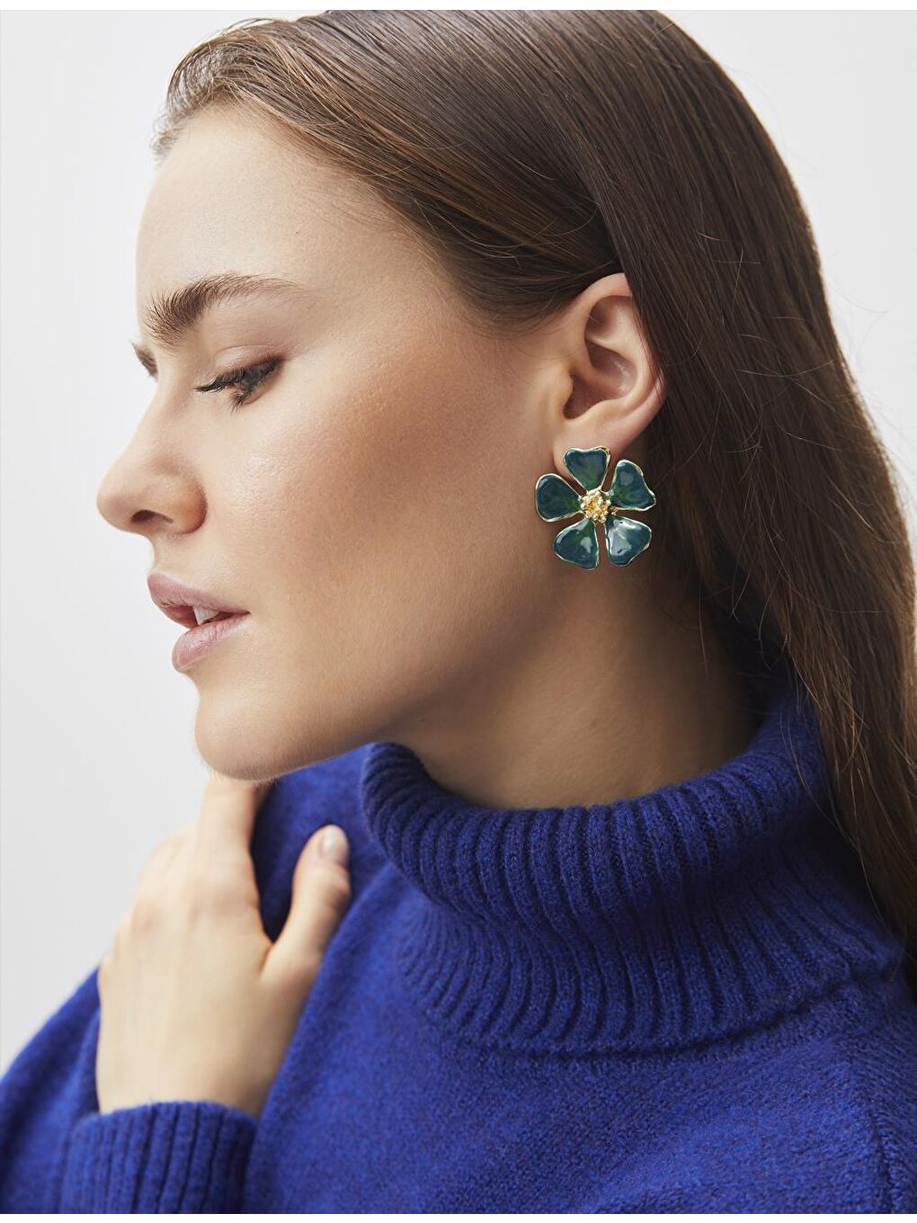 Koyu Yeşil Çiçek Figürlü Zarif  Küpe