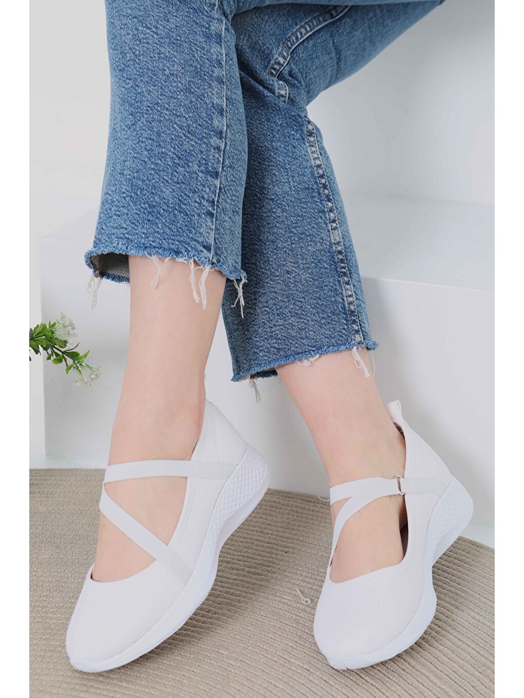 Kadın Beyaz Lastikli Ayakkabı - 27067-1