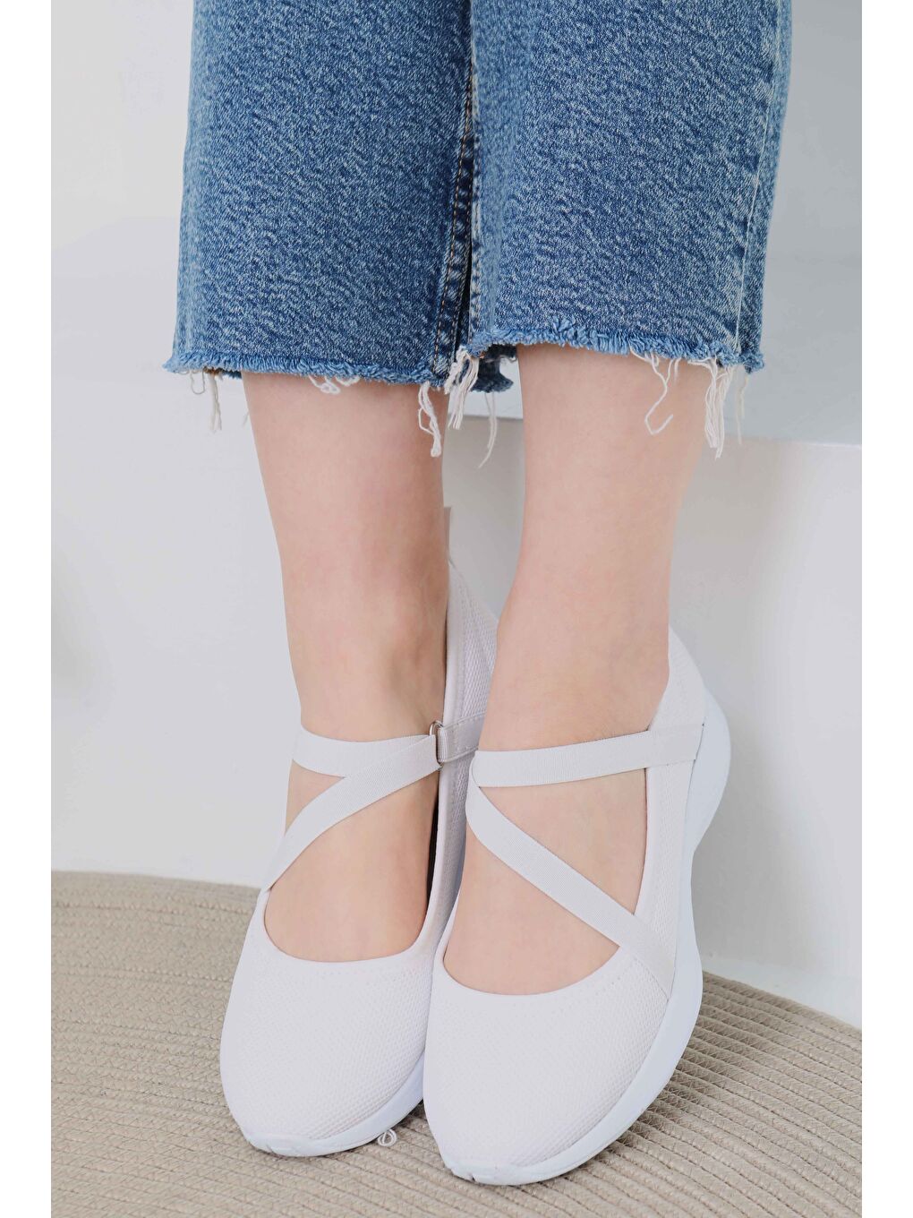 Kadın Beyaz Lastikli Ayakkabı - 27067-2