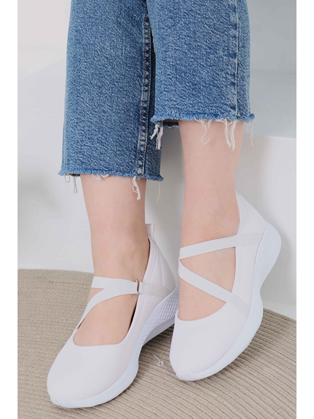 Kadın Beyaz Lastikli Ayakkabı - 27067-3