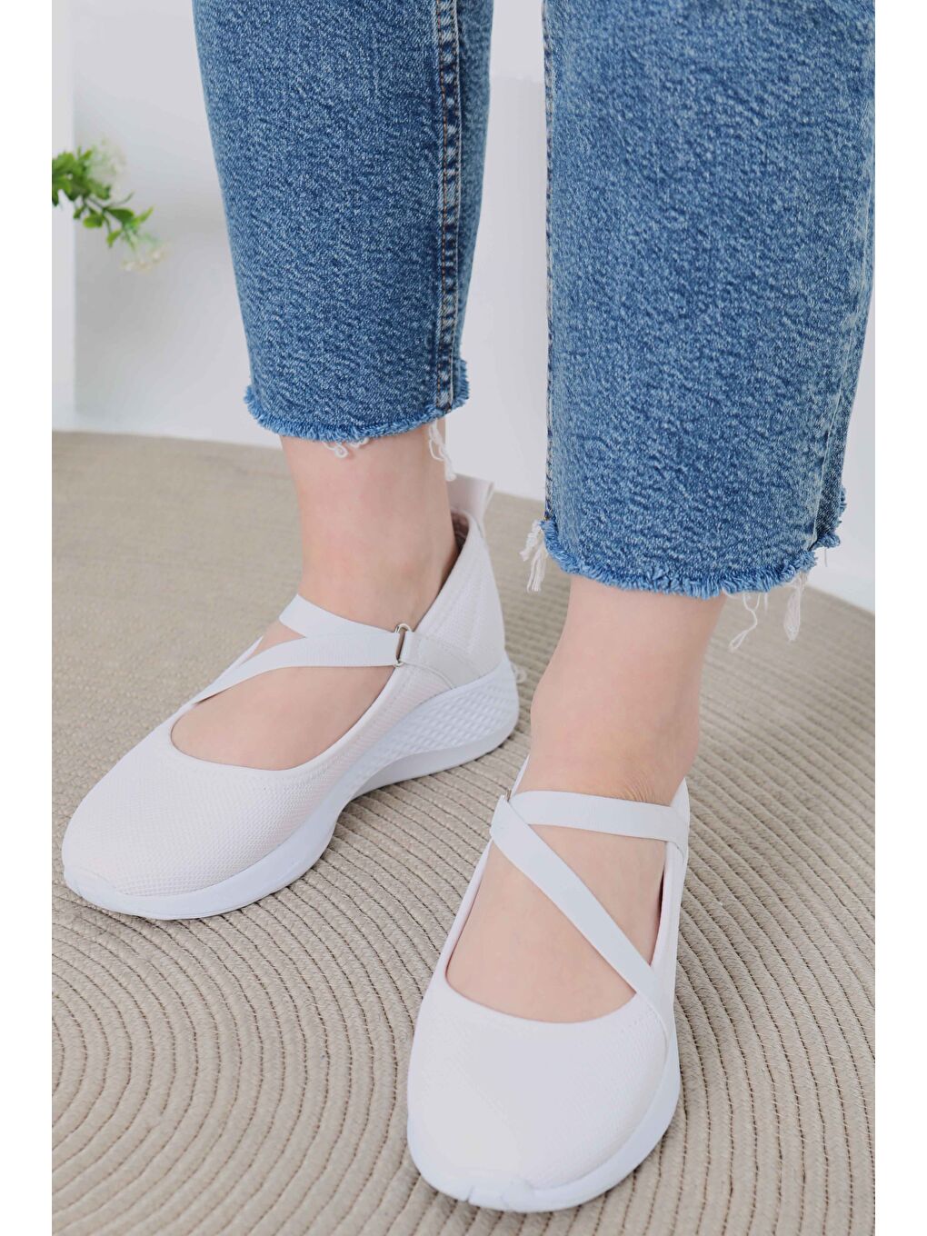 Kadın Beyaz Lastikli Ayakkabı - 27067-4
