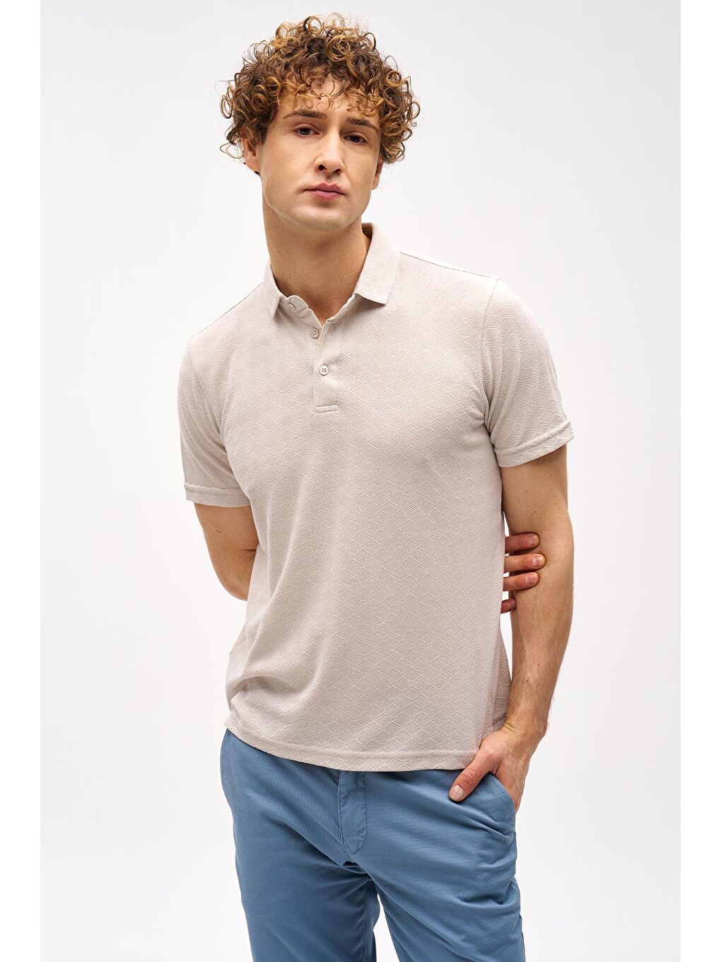 Bej Slim Fit Dar Kalıp Fermuarlı Polo Yaka Desenli Kısa Kollu Tişört-1