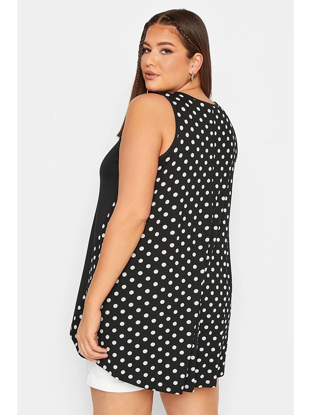 Siyah Büyük Beden Sırtı Puantiyeli Asimetrik Kesim Sıfır Kol Bluz 302379