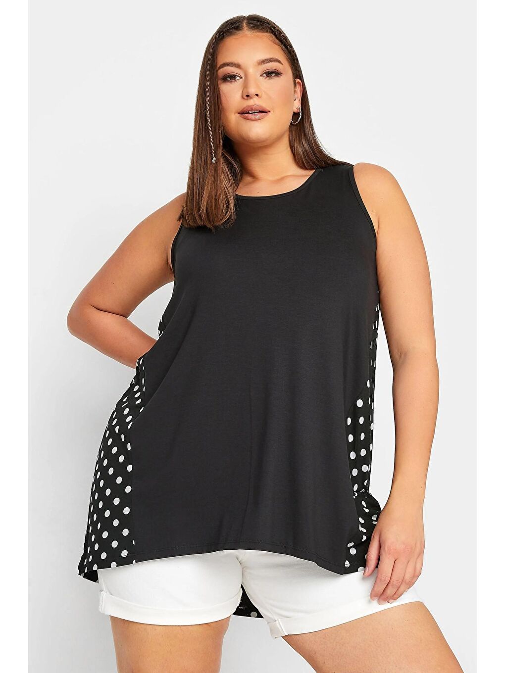 Siyah Büyük Beden Sırtı Puantiyeli Asimetrik Kesim Sıfır Kol Bluz 302379-1