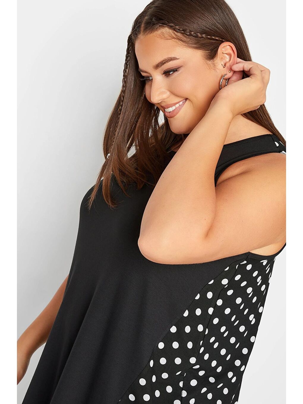 Siyah Büyük Beden Sırtı Puantiyeli Asimetrik Kesim Sıfır Kol Bluz 302379-3