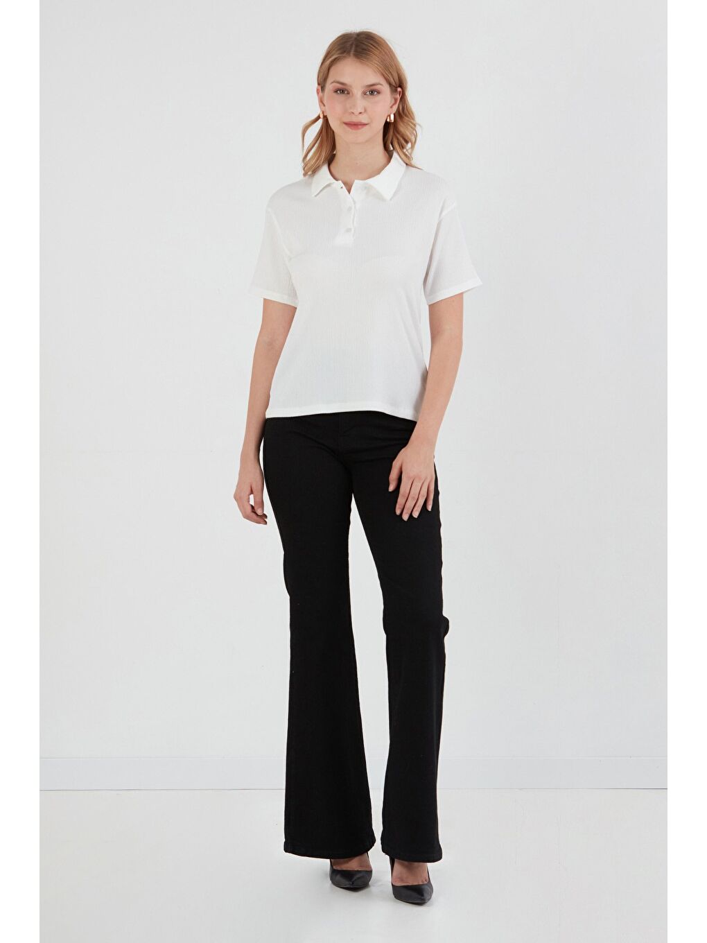 Beyaz Bürümcük Kumaş Düğmeli Polo Yaka Tişört-1