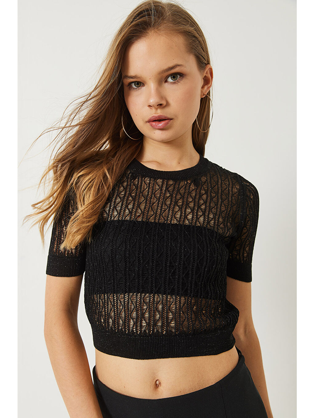 Siyah Kadın Bisiklet Yaka Yadızlı Kısa Kol Ajurlu Örgü Detaylı Crop Bluz-1