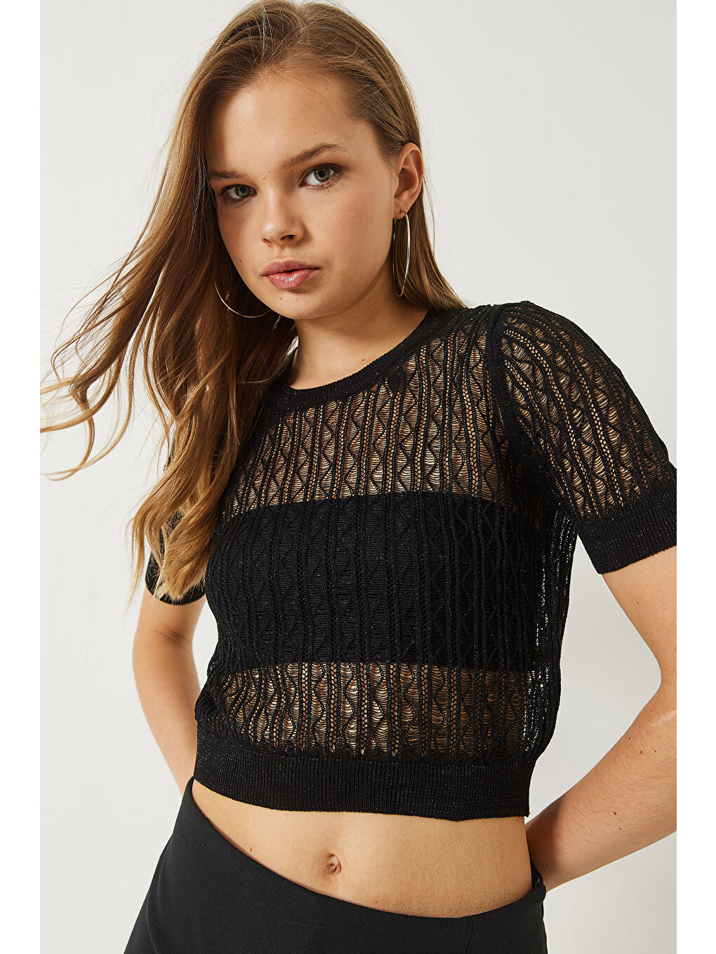 Siyah Kadın Bisiklet Yaka Yadızlı Kısa Kol Ajurlu Örgü Detaylı Crop Bluz-2