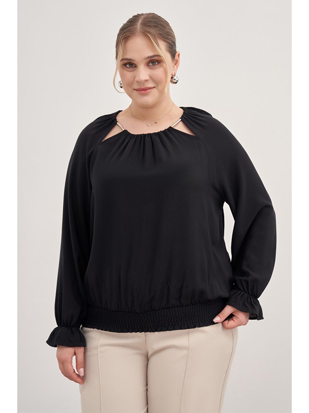 Siyah Yakası Halka Detaylı Bluz