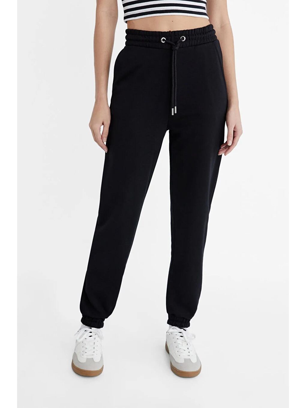 Siyah Pamuklu Comfort Fit Normal Bel Lastikli Paça Kadın Eşofman Altı 25Y0214K1