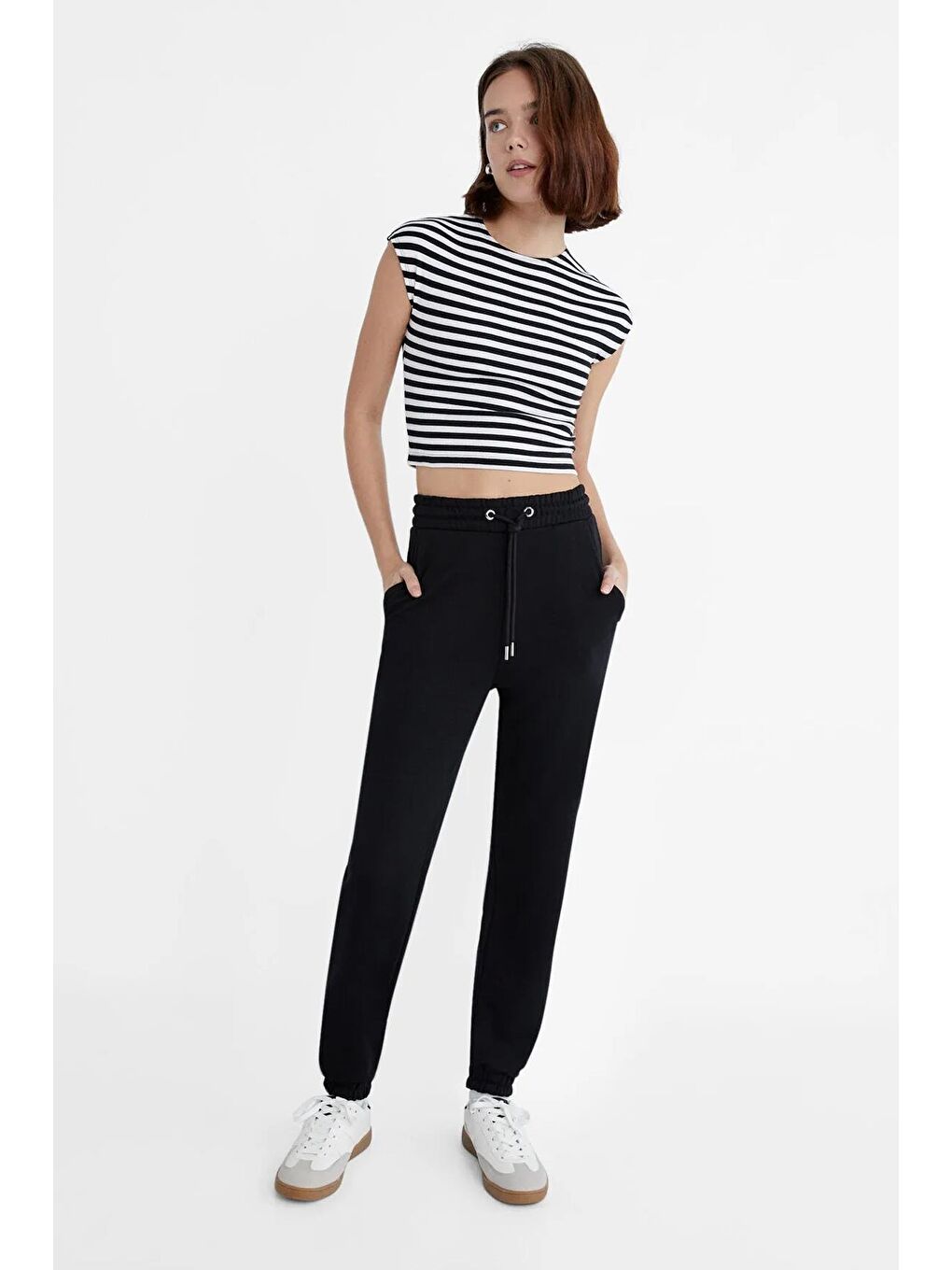 Siyah Pamuklu Comfort Fit Normal Bel Lastikli Paça Kadın Eşofman Altı 25Y0214K1-1