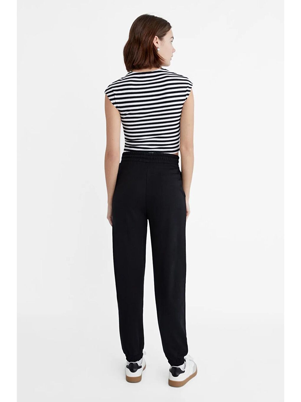 Siyah Pamuklu Comfort Fit Normal Bel Lastikli Paça Kadın Eşofman Altı 25Y0214K1-2